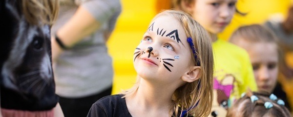 Kinderschminken: Kreative Unterhaltung für kleine Gesichter. Kinderschminken ist ein absolutes MUSS für jede gelungene Veranstaltung!